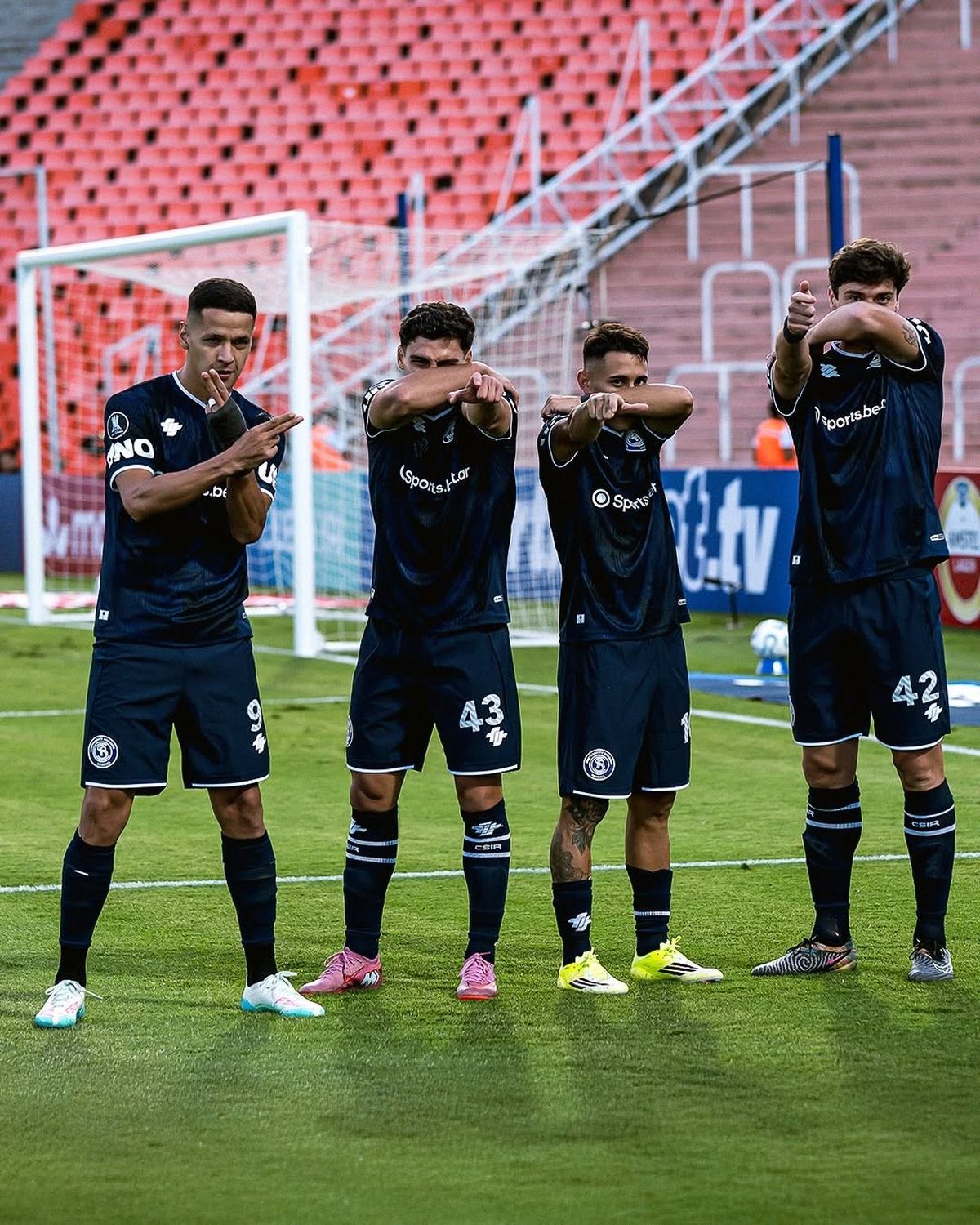 Studer (primero a la derecha), de la defensa de Independiente Rivadavia junto a la ofensiva de Berti. Foto: Gentileza. Studer (primero a la derecha), de la defensa de Independiente Rivadavia junto a la ofensiva de Berti. Foto: Gentileza.