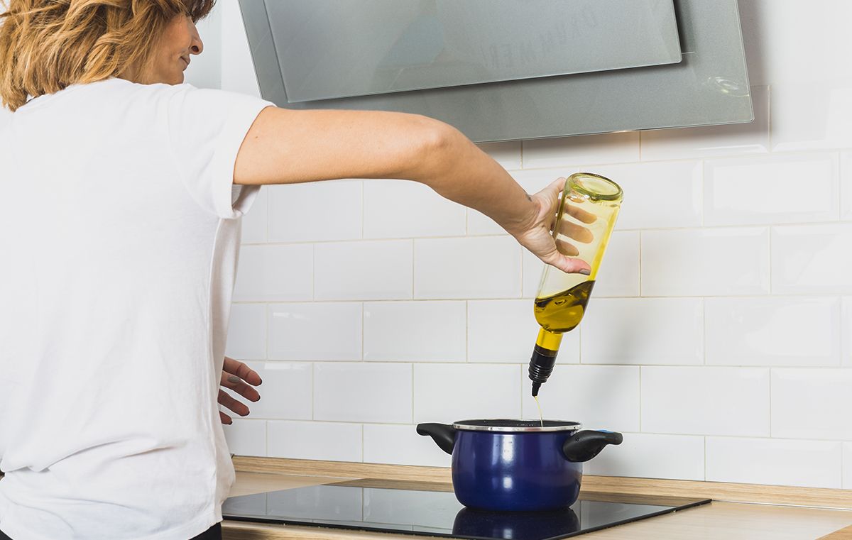 Errores comunes a evitar: Cocinar a temperaturas excesivas, sobrepasar la cantidad de sal, cocinar verduras por tiempo prolongado, improvisar en la planificación de comidas, reutilizar aceites, elegir productos refinados y descongelar alimentos a temperatura ambiente son prácticas que deben corregirse. Errores comunes a evitar: Cocinar a temperaturas excesivas, sobrepasar la cantidad de sal, cocinar verduras por tiempo prolongado, improvisar en la planificación de comidas, reutilizar aceites, elegir productos refinados y descongelar alimentos a temperatura ambiente son prácticas que deben corregirse.
