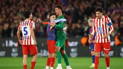 El Atlético de Madrid celebra a pesar de haber caído goleado. El Atlético de Madrid celebra a pesar de haber caído goleado.