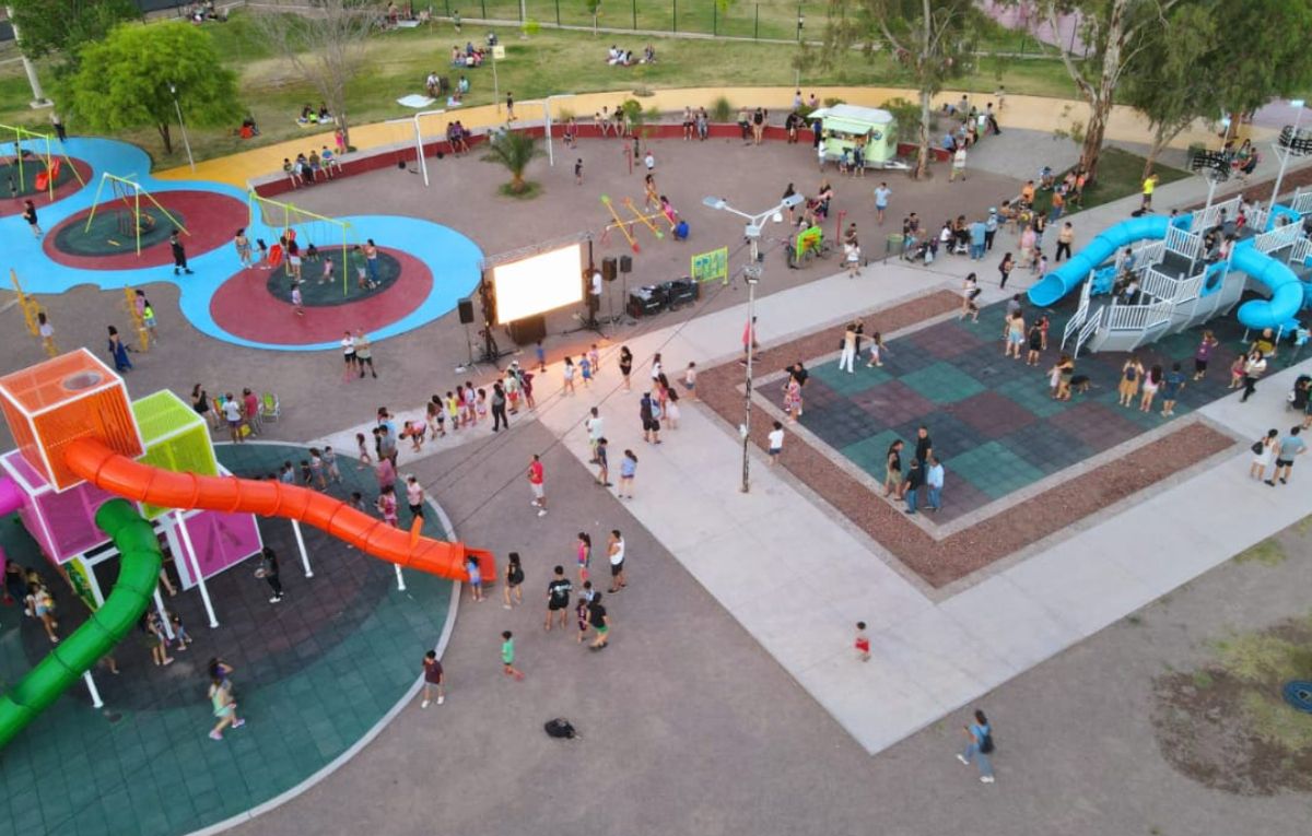 La Plaza de los Niños es un espacio verde de grandes dimensiones y está calificada como una de las más grandes de Mendoza. La Plaza de los Niños es un espacio verde de grandes dimensiones y está calificada como una de las más grandes de Mendoza.