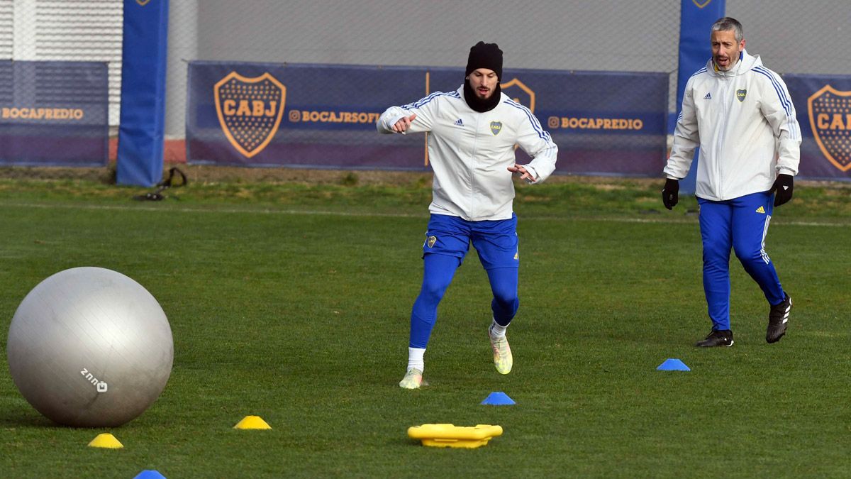 Darío Benedetto, en el centro de la escena durante la práctica de Boca de este martes, en Ezeiza.