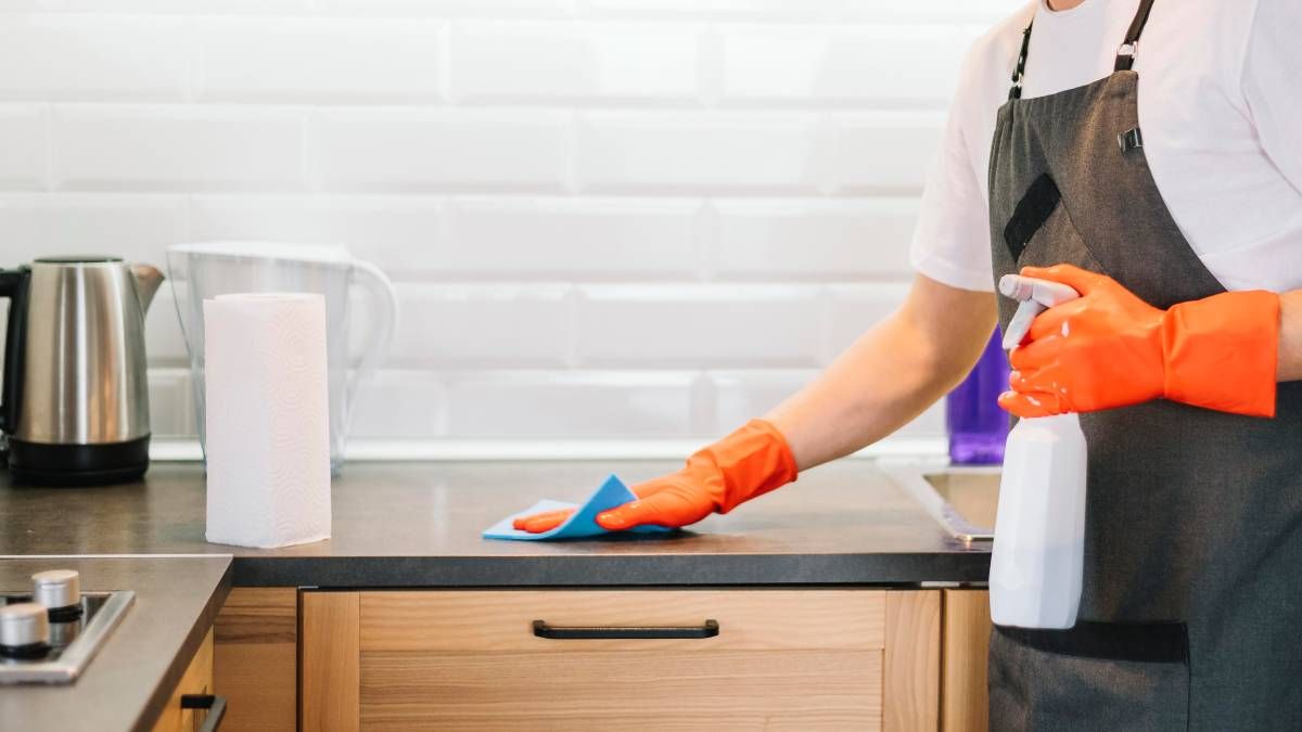 Dile adiós a las manchas de la mesada de la cocina en pocos minutos con este truco casero