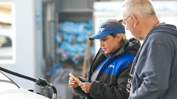 Los mendocinos aprovechan el precio nocturno de YPF pero por ahora no compran más combustible que antes
