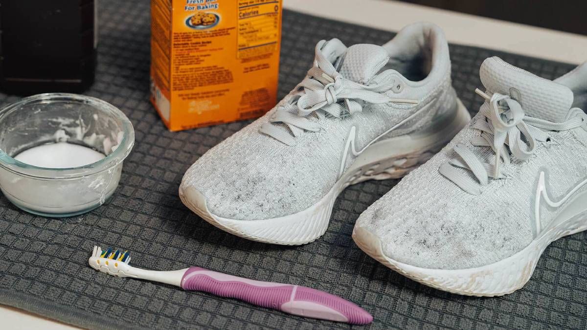 Truco de limpieza: deja impecables tus zapatillas blancas y sin manchas amarillas con solo dos ingredientes Truco de limpieza: deja impecables tus zapatillas blancas y sin manchas amarillas con solo dos ingredientes
