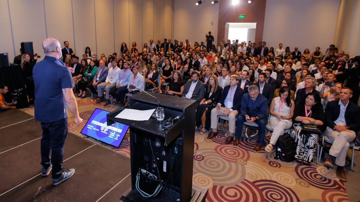 Estanislao Bachrach expuso a sala llena en el Foro de Inversiones y Negocios.
