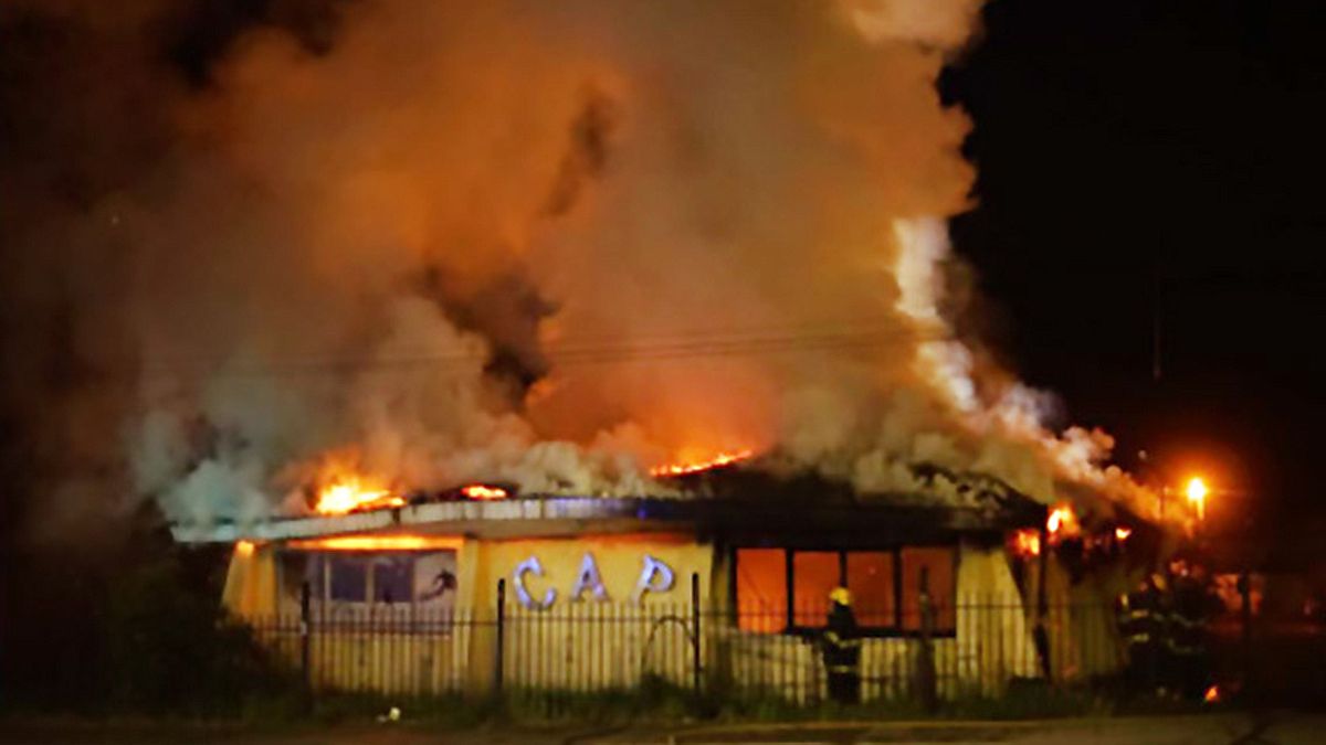 Incendio ocurrido durante la madrugada del martes en el Club andino Piltriquitr&oacute;n, en El Bols&oacute;n. Ante el aumento del conflicto, el presidente Alberto Fern&aacute;ndez dispuso la asistencia de Gendarmer&iacute;a para R&iacute;o Negro.