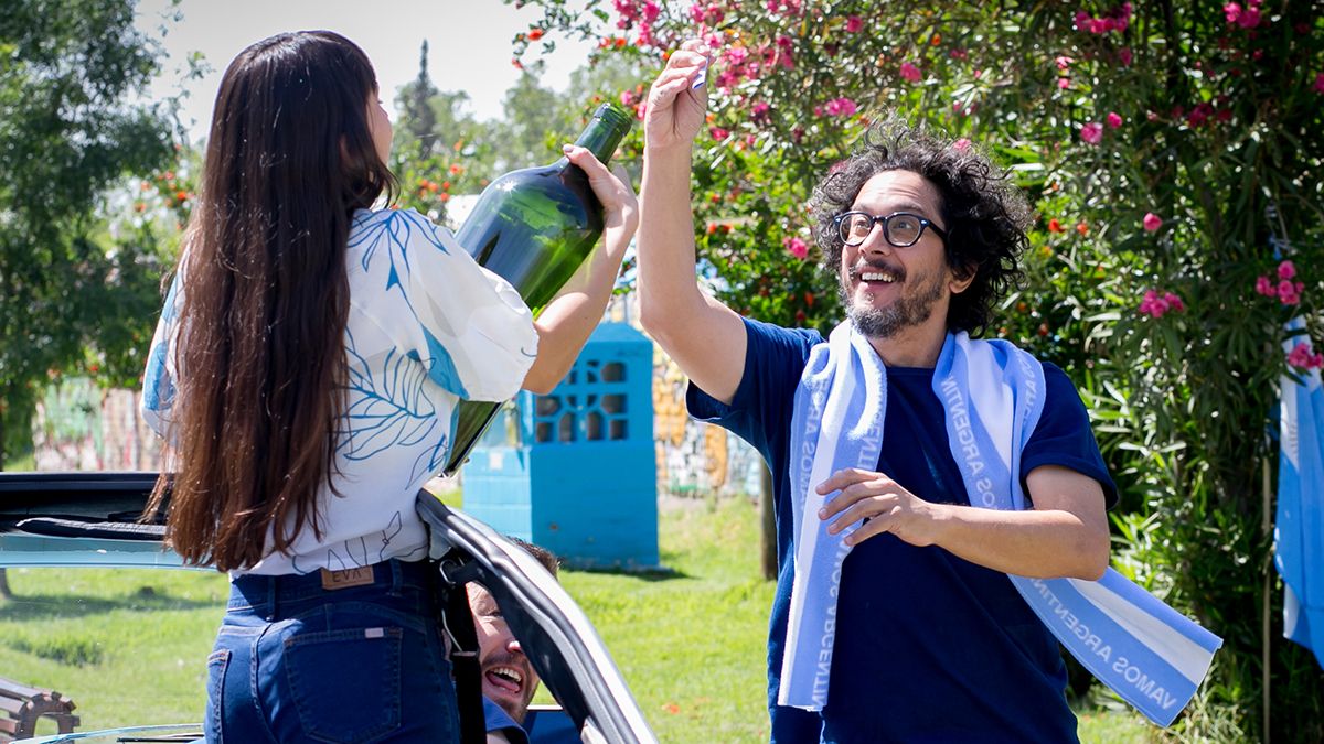 El sommelier Aldo Graziani, en plena actuación.