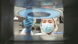 Una trabajadora opera un equipo inteligente para fabricar productos de empaque y prueba de chips de potencia destinados a pedidos de exportación, en una empresa de semiconductores en Suqian, provincia de Jiangsu, el 15 de octubre. WANG LI / PARA CHINA DAILY &nbsp;