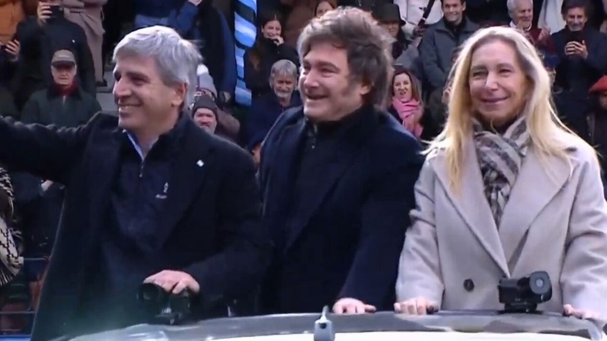 Luis Caputo, Javier Milei y su hermana Karina recorrieron en una camioneta el predio de La Rural antes de ubicarse en el palco de autoridades. Luis Caputo, Javier Milei y su hermana Karina recorrieron en una camioneta el predio de La Rural antes de ubicarse en el palco de autoridades.