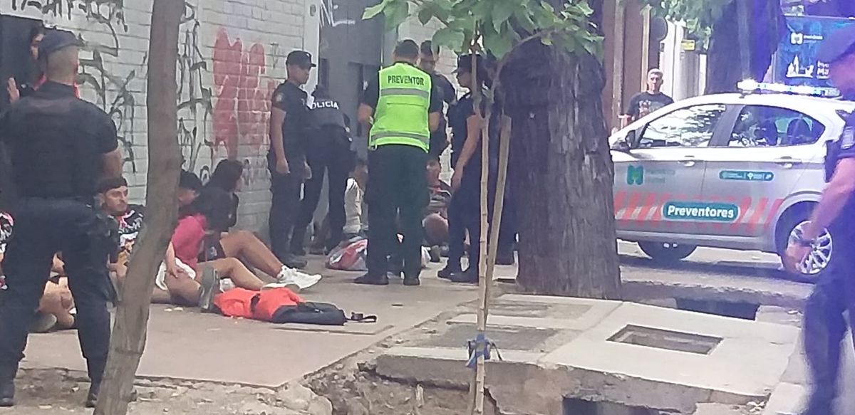 En 25 de Mayo y General Paz fueron detenidos 9 chilenos por robar en un comercio. En 25 de Mayo y General Paz fueron detenidos 9 chilenos por robar en un comercio.