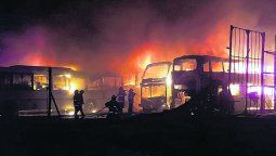 Más de 40 micros destruidos tras un voraz incendio en un galpón de la zona norte Más de 40 micros destruidos tras un voraz incendio en un galpón de la zona norte