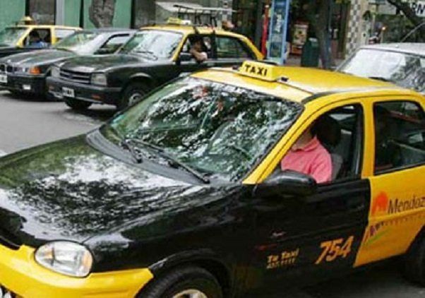 Los taxis deberán llevar una credencial con datos del chofer