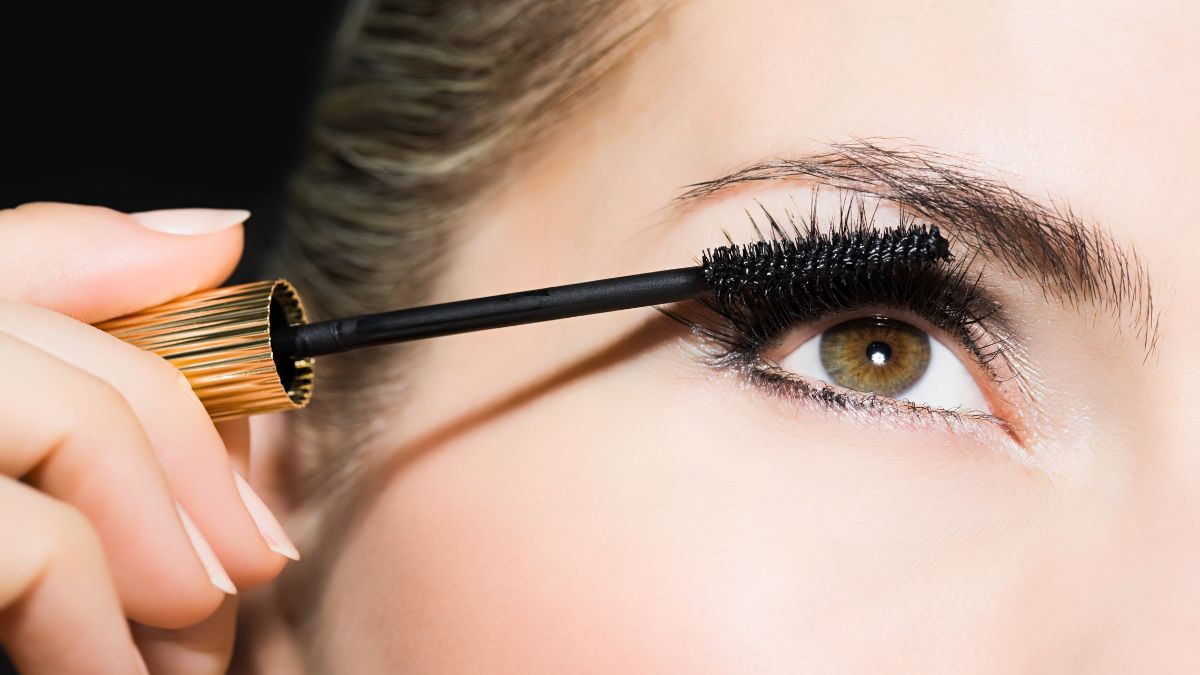 No es el negro: el color de rimel que elimina las ojeras y aclara tu mirada