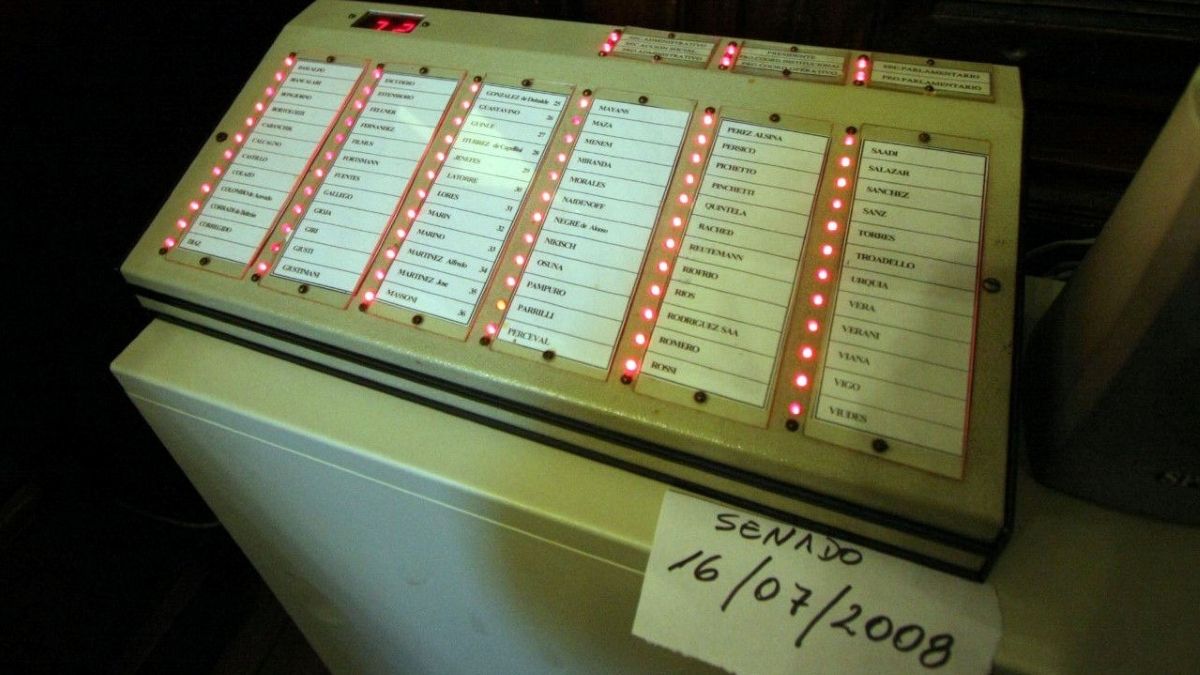 Todos presentes. Así era la previa a la votación en el Senado, el 16 de julio a la noche. Se terminaría votando ya entrada la madrugada. Todos presentes. Así era la previa a la votación en el Senado, el 16 de julio a la noche. Se terminaría votando ya entrada la madrugada del 17.