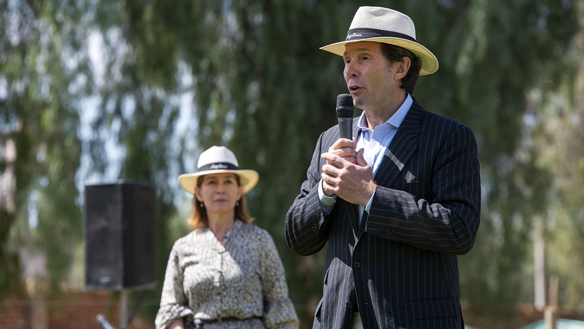 Alberto Arizu (h), un apasionado de la vitivinicultura. Detrás, Carolina Macaya. Alberto Arizu (h), un apasionado de la vitivinicultura. Detrás, Carolina Macaya.