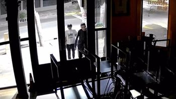 Delincuentes robaron un restaurante de la Quinta, se llevaron la caja registradora con $400.000 y quedaron filmados