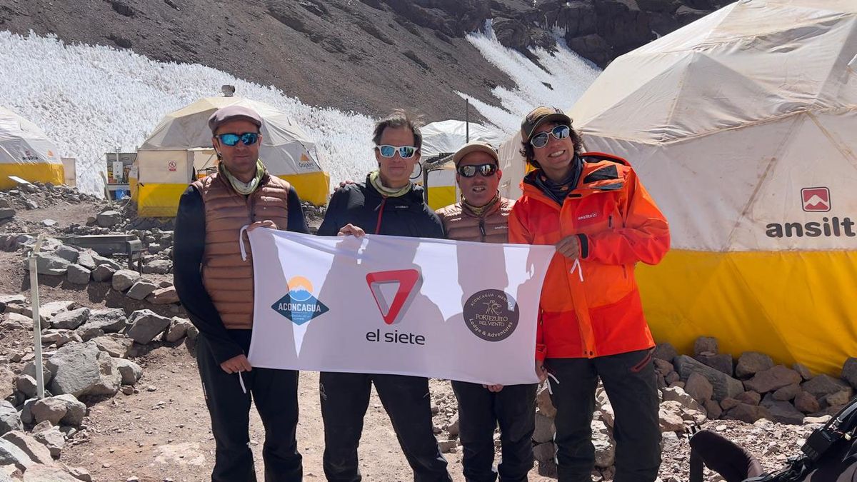 Con una revolución de emociones, el equipo de El Siete avanzó hacia el campamento Canadá a 5.060 metros. Nacho, Pablo, Gerardo y Adrián. Con una revolución de emociones, el equipo de El Siete avanzó hacia el campamento Canadá a 5.060 metros. Nacho, Pablo, Gerardo y Adrián.
