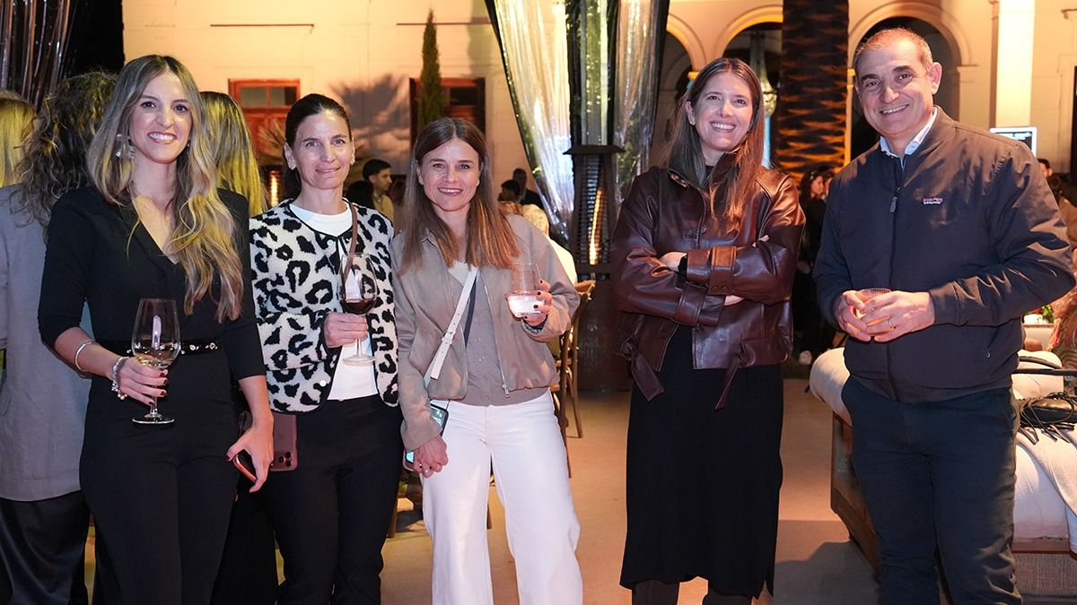 Fabiola Sosa, Celina y Eliana Merlo, Leo Andreu y Ana Lovaglio posaron para los flashes de Diario UNO. Fabiola Sosa, Celina y Eliana Merlo, Leo Andreu y Ana Lovaglio posaron para los flashes de Diario UNO.