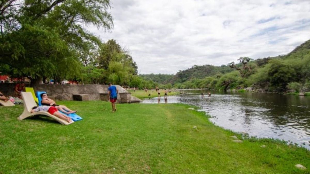 El río Del Valle, además de permitir hacer deportes como pesca y kayac, en verano permite disfrutar del agua El río Del Valle, además de permitir hacer deportes como pesca y kayac, en verano permite disfrutar del agua