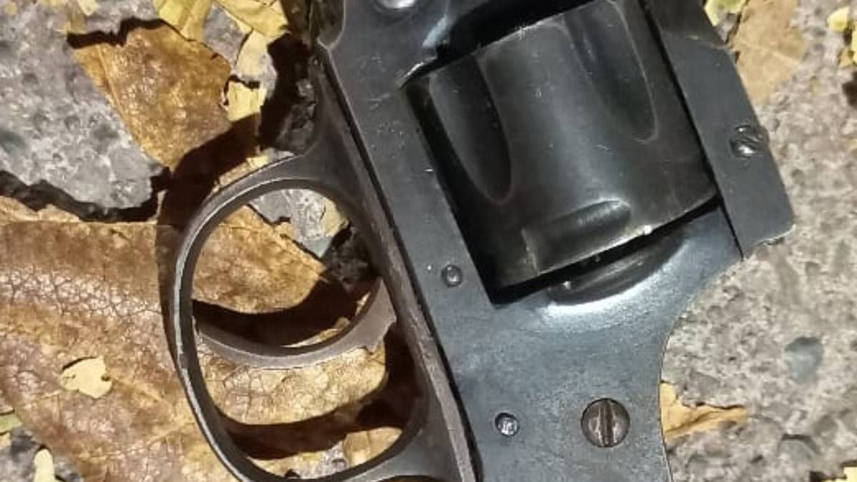 El arma que arrojaron los sujetos detenidos mientras eran perseguidos por la Policía. Todo terminó en Las Heras. El arma que arrojaron los sujetos detenidos mientras eran perseguidos por la Policía. Todo terminó en Las Heras.