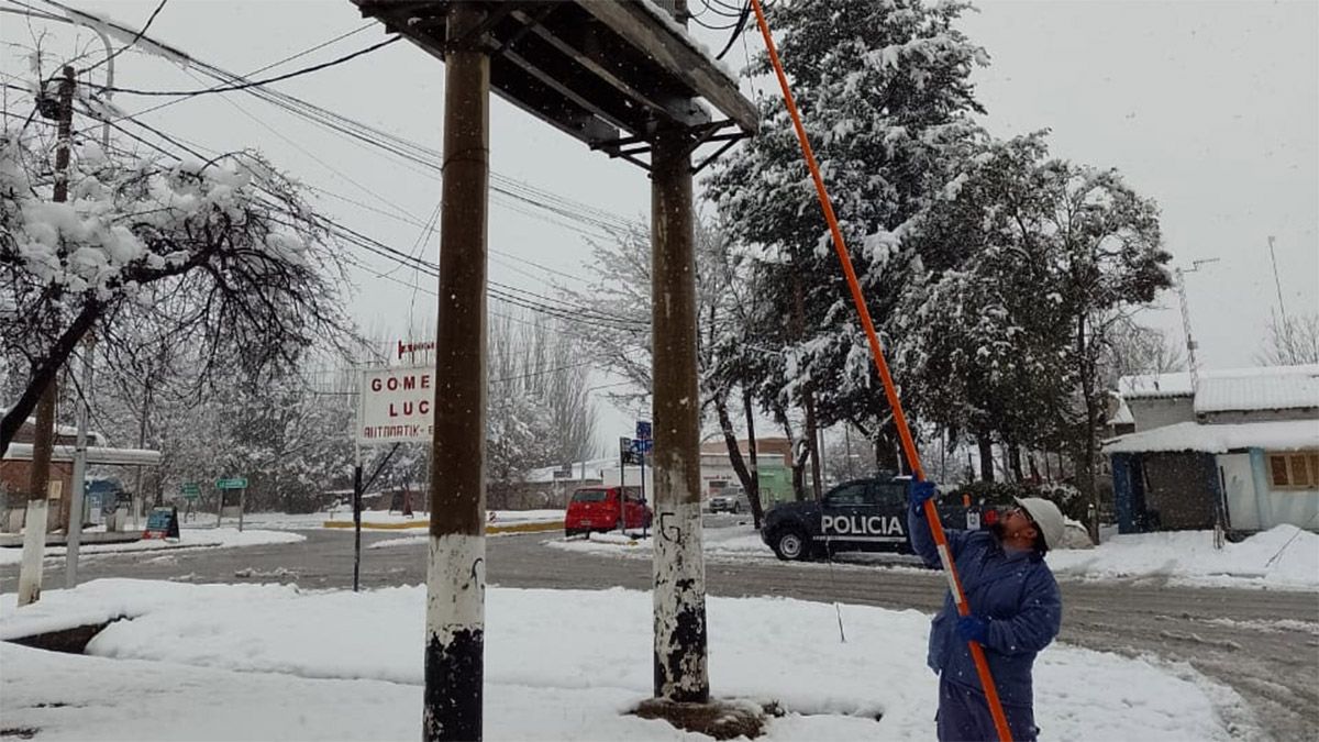 Edemsa restableció el servicio eléctrico en la mayoría de las zonas afectadas por el temporal de nieve en Mendoza.