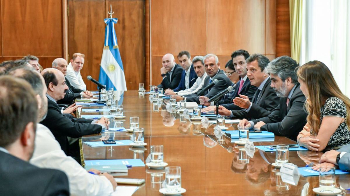 Estuvieron en el lanzamiento del Plan Ahora 10 representantes del gobierno nacional, de cámaras empresariales, cadenas de venta de electrodomésticos y la banca.