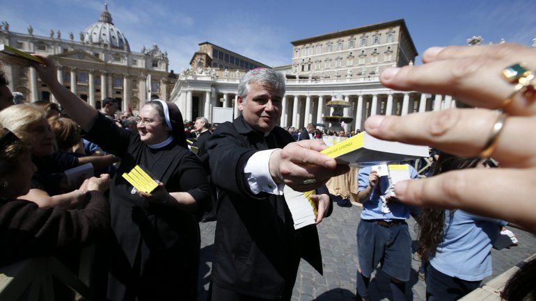 El Papa entregó gratis evangelios de bolsillo en la plaza de San Pedro