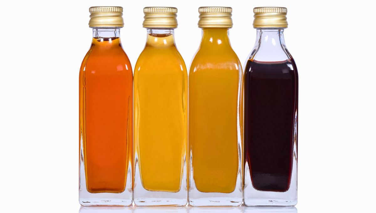 El vinagre se puede obtener de dos formas: por fermentación natural de alimentos o por destilación de ácido acético. El vinagre se puede obtener de dos formas: por fermentación natural de alimentos o por destilación de ácido acético. 