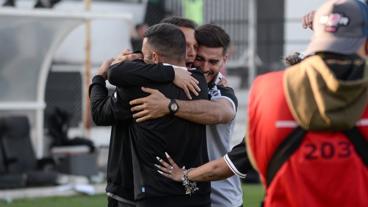 Luca Marcogiuseppe festeja con su cuerpo técnico el pasaje a las semifinales de Gimnasia y Esgrima.