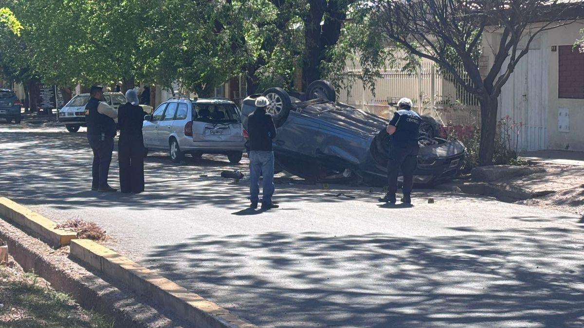 El auto donde iba el conductor baleado por el policía terminó volcando. El auto donde iba el conductor baleado por el policía terminó volcando.