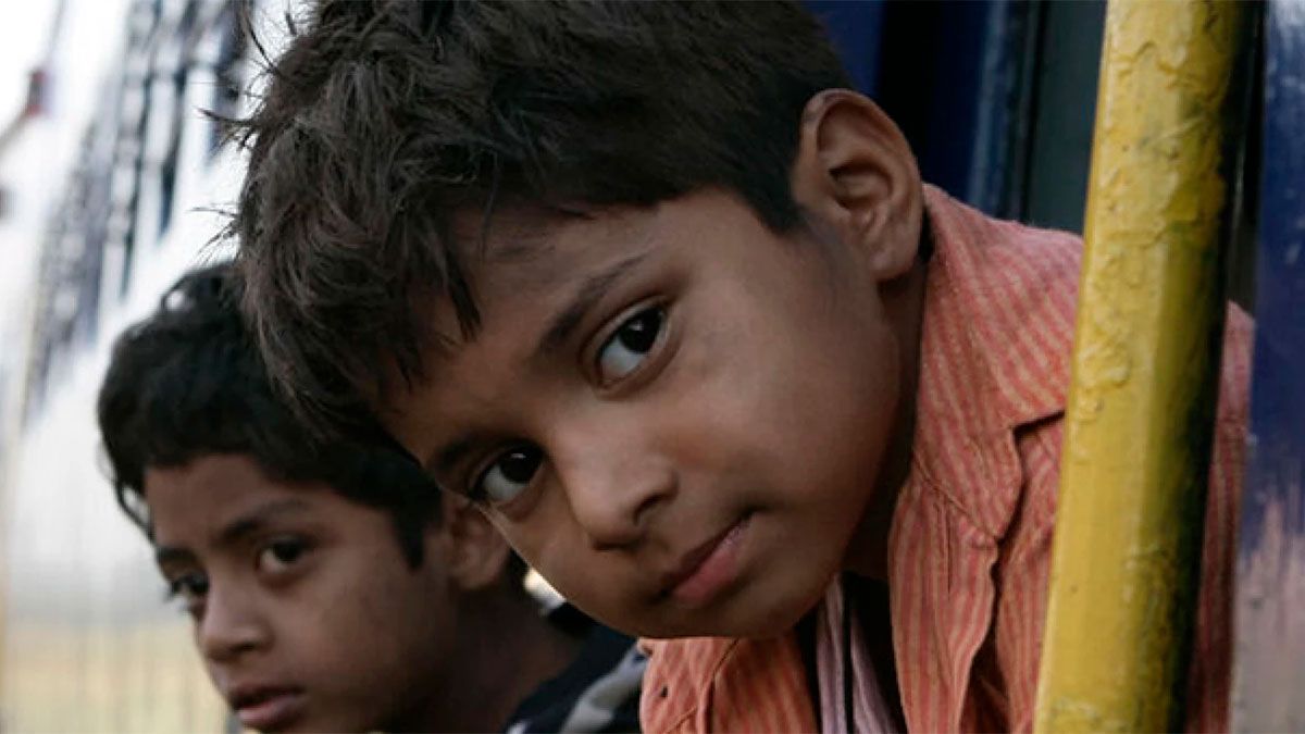 Ayush Mahesh Khedekar interpretó a Jamal Malik de pequeño en la inolvidable película ¿Quién quiere ser millonario?.