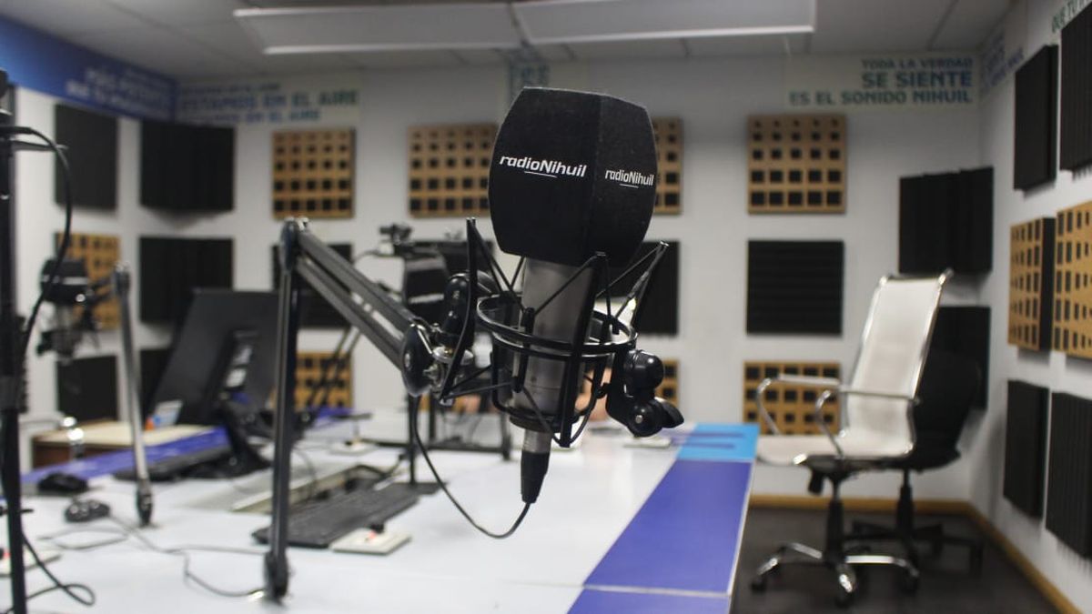 Radio Nihuil, AM 680 FM 98.9. Radio Nihuil, AM 680 FM 98.9.