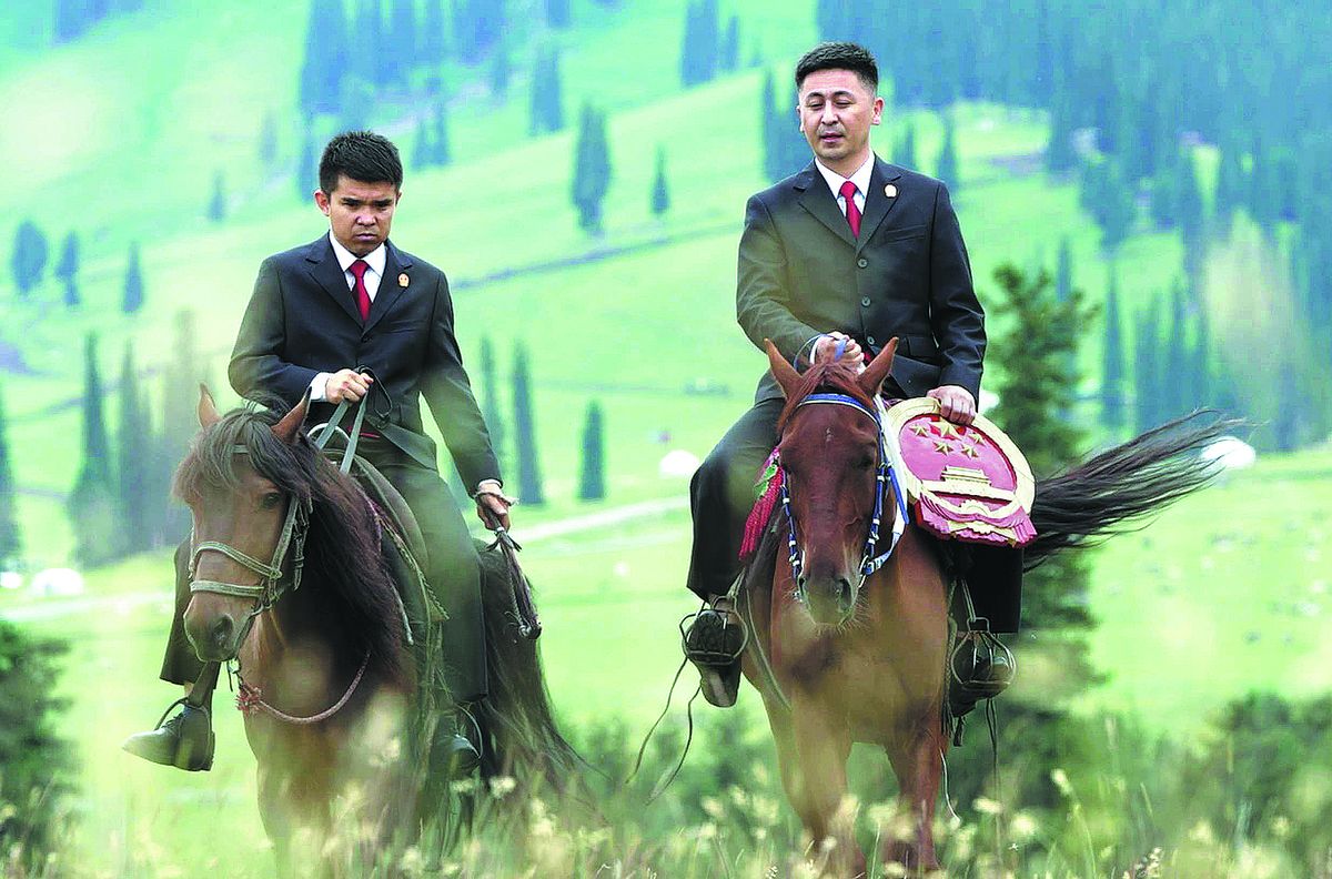 Jueces cabalgan para establecer tribunales en las praderas de la región autónoma uygur de Xinjiang, garantizando que los pastores tengan acceso a servicios legales justo en la puerta de sus hogares.&nbsp;