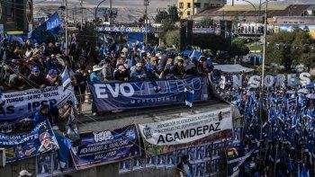 Bolivia elige presidente en una jornada calmada