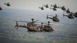 Estados Unidos despliega 32 helicópteros y rompe récord en mayor formación militar Estados Unidos despliega 32 helicópteros y rompe récord en mayor formación militar