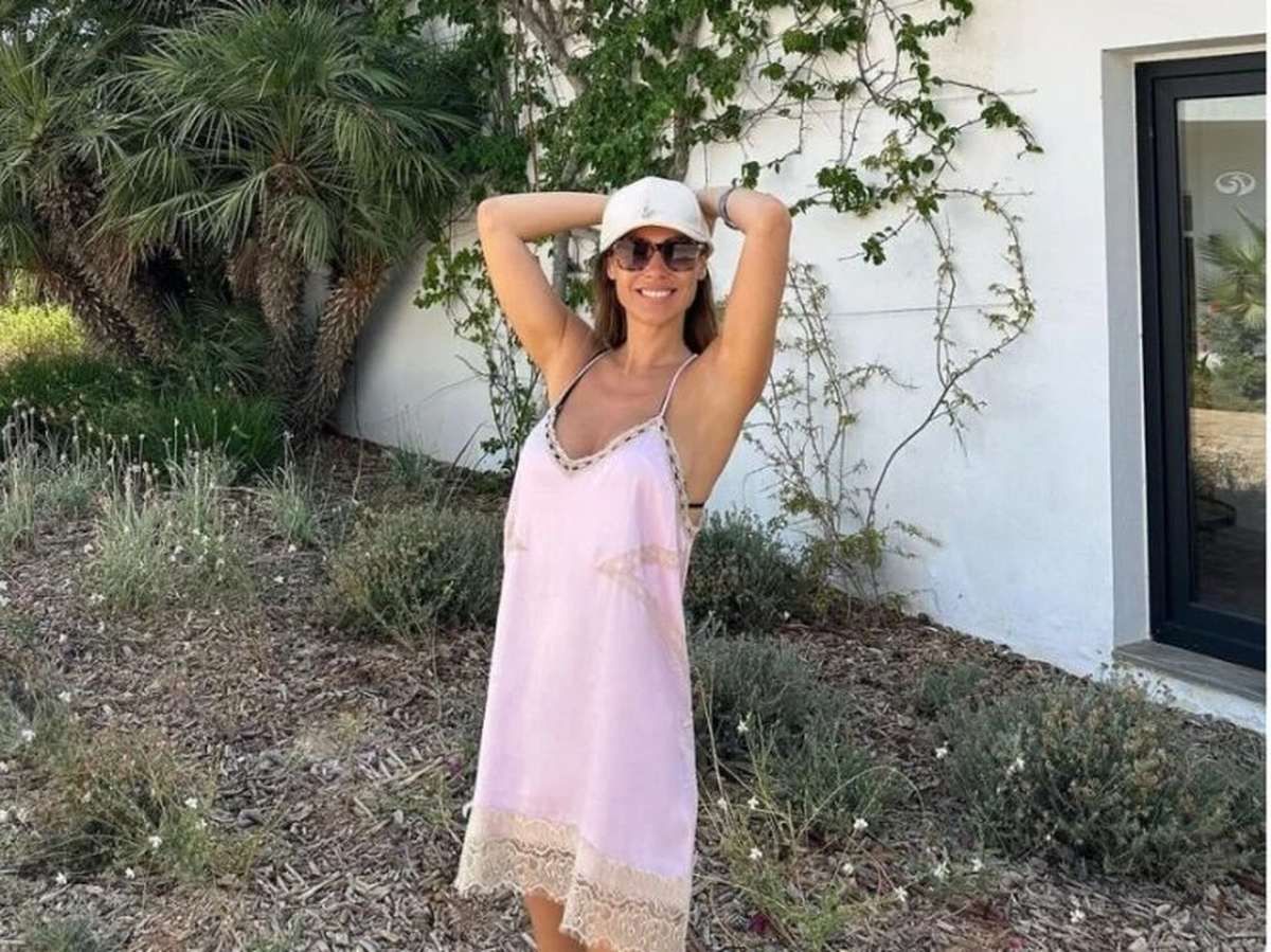 Desde Ibiza, Pampita marca tendencia y anticipa la primavera: vestido al ras, lencero y ultra XS.