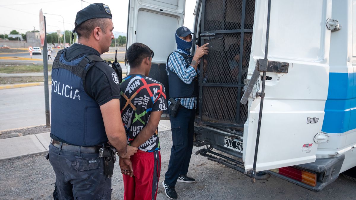 Fueron 17 los detenidos en los allanamientos realizados en Las Heras. Fueron 17 los detenidos en los allanamientos realizados en Las Heras.