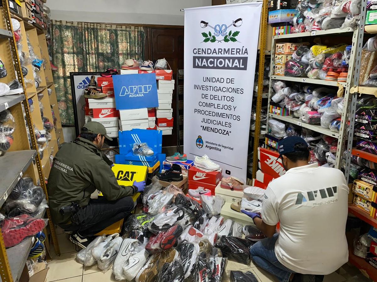 Mercadería incautada por infracción a la ley de marcas.