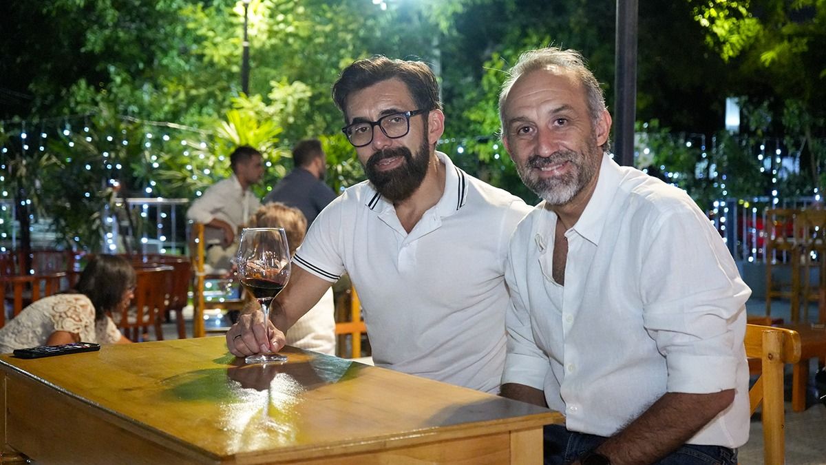 El Gerente de Relaciones Institucionales de Bodegas de Argentina Walten Pavón y el titular de Impresora Ventura Gustavo Ventura. Foto: Martín Pravata/Diario Uno. El Gerente de Relaciones Institucionales de Bodegas de Argentina Walten Pavón y el titular de Impresora Ventura Gustavo Ventura. Foto: Martín Pravata/Diario Uno.