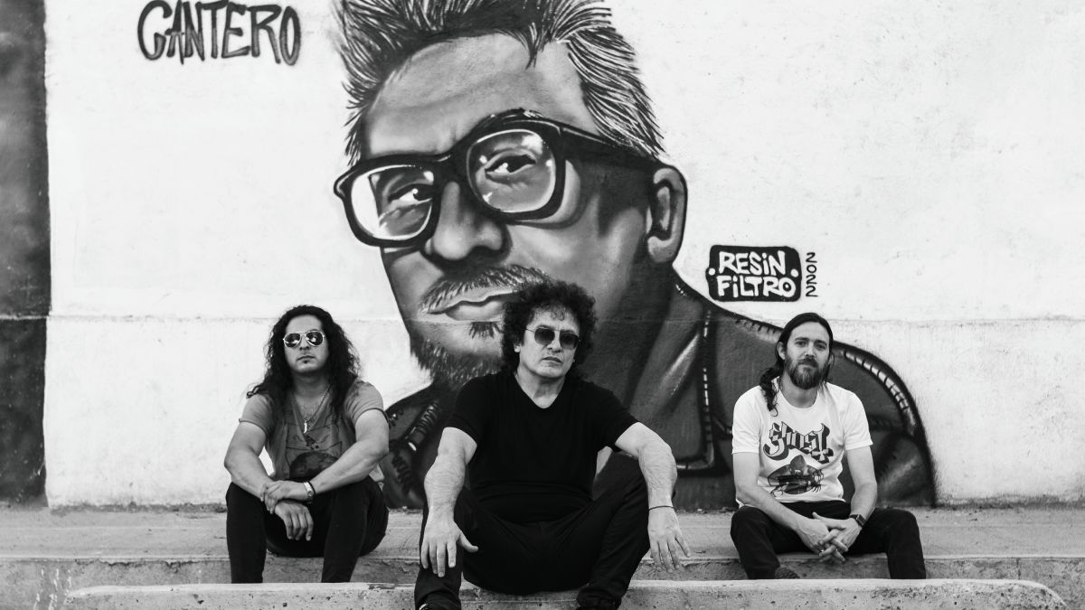 Parte de la banda Preso Común -falta el bajista- posando junto al mural de Marciano cantero, a modo de homenaje al generoso músico de los Enanitos Verdes.