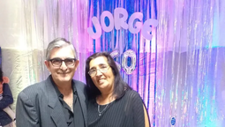 Jorge Wisky y su esposa Graciela manejan un taxi en Alvear y no es la primera vez que protagonizan una historia de solidaridad. Jorge Wisky y su esposa Graciela manejan un taxi en Alvear y no es la primera vez que protagonizan una historia de solidaridad.