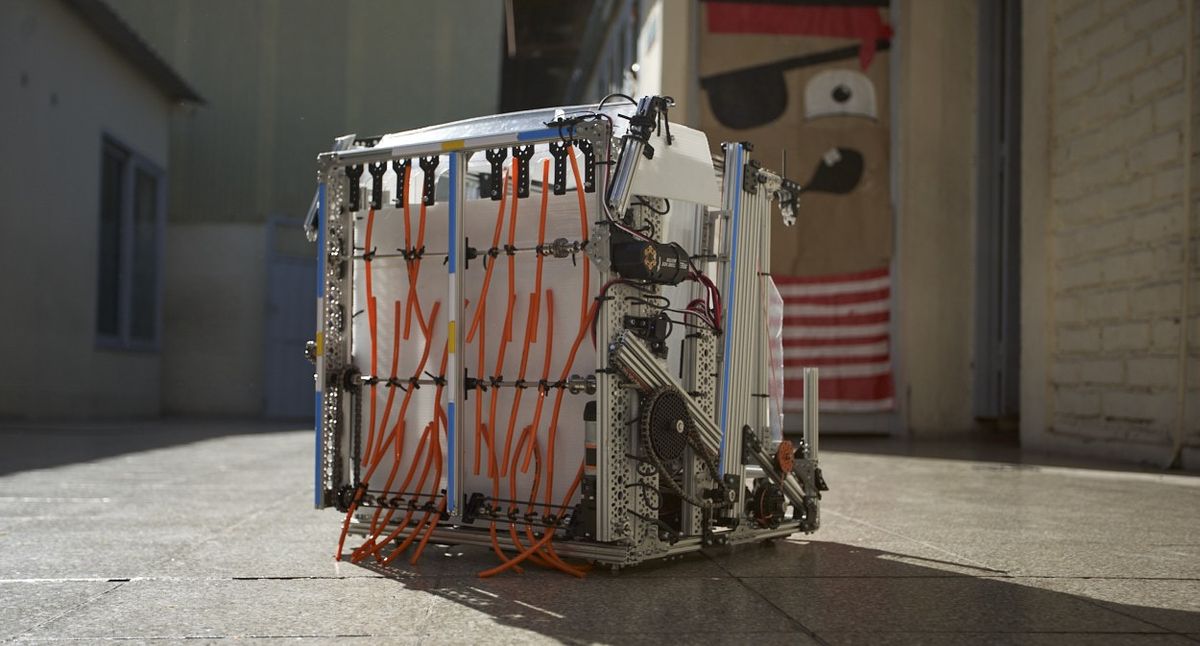 El robot pesa unos 20 kilos, fue cuidadosamente embalado para llegar en perfecto estado a destino después de largas horas de vuelo y escalas desde Mendoza, Argentina, hasta Singapur. El robot pesa unos 20 kilos, fue cuidadosamente embalado para llegar en perfecto estado a destino después de largas horas de vuelo y escalas desde Mendoza, Argentina, hasta Singapur.