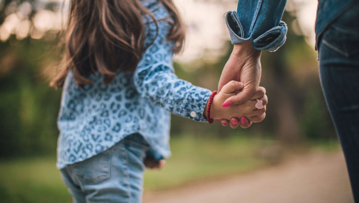 La herencia recesiva ligada al cromosoma X es una de las formas en que un rasgo o afección genética pasa de padres a hijos cuando hay mutaciones en un gen del cromosoma X La herencia recesiva ligada al cromosoma X es una de las formas en que un rasgo o afección genética pasa de padres a hijos cuando hay mutaciones en un gen del cromosoma X