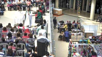 En Colombia, la misa se celebra en los shoppings