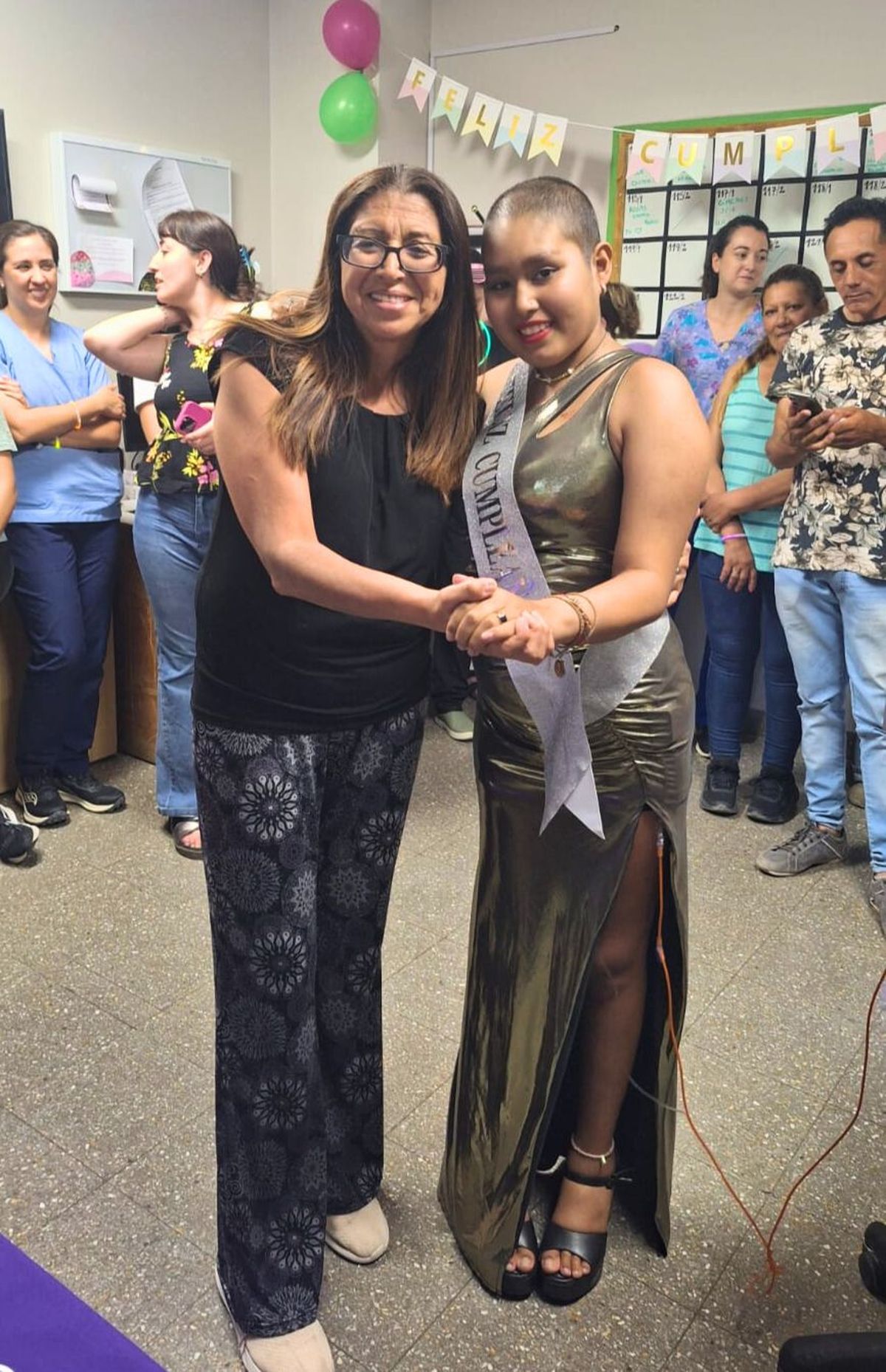 Iris en el momento del vals, junto a una de sus docentes, Eugenia. Iris en el momento del vals, junto a una de sus docentes, Eugenia.