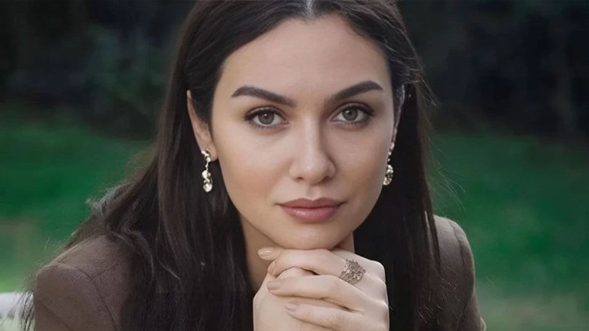 La actriz Birce Akalay interpreta a Lale Kiran en la serie de Netflix.