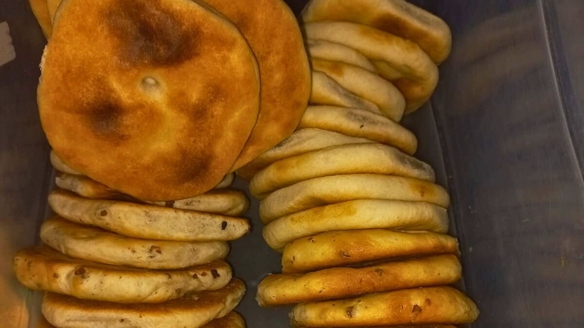 Tortitas caseras en la propia casa de Adua, que percibió que en el socavón había un negocio. Tortitas caseras en la propia casa de Adua, que percibió que en el socavón había un negocio.