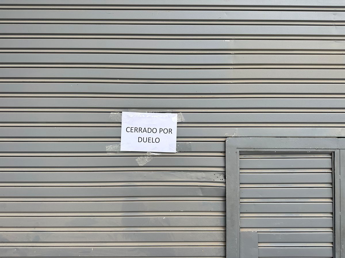 El cartel que se colocó este miércoles en el frente del INV tras la muerte de un empleado de 62 años. El cartel que se colocó este miércoles en el frente del INV tras la muerte de un empleado de 62 años.