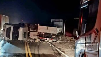 Dos camiones chocaron en la Ruta 7, uno volcó y hubo un amplio operativo para remover el vehículo 