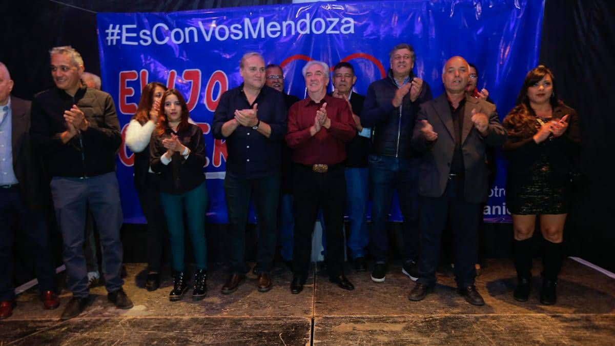 Daniel Orozco junto a dirigentes de la Ucedé en Mendoza. Daniel Orozco junto a dirigentes de la Ucedé en Mendoza.